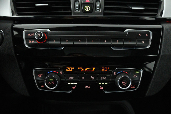 BMW X1 SDrive18i (PANORAMADAK, TREKHAAK, STOELVERWARMING, NAVIGATIE, DEALER ONDERHOUDEN)