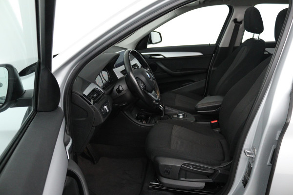 BMW X1 SDrive18i (PANORAMADAK, TREKHAAK, STOELVERWARMING, NAVIGATIE, DEALER ONDERHOUDEN)