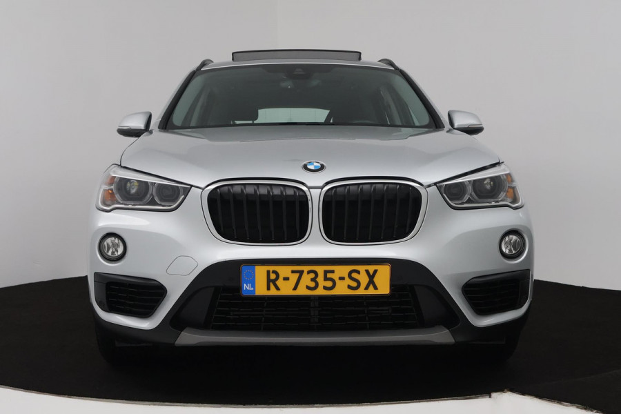 BMW X1 SDrive18i (PANORAMADAK, TREKHAAK, STOELVERWARMING, NAVIGATIE, DEALER ONDERHOUDEN)