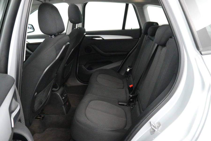 BMW X1 SDrive18i (PANORAMADAK, TREKHAAK, STOELVERWARMING, NAVIGATIE, DEALER ONDERHOUDEN)