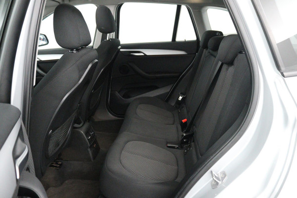 BMW X1 SDrive18i (PANORAMADAK, TREKHAAK, STOELVERWARMING, NAVIGATIE, DEALER ONDERHOUDEN)
