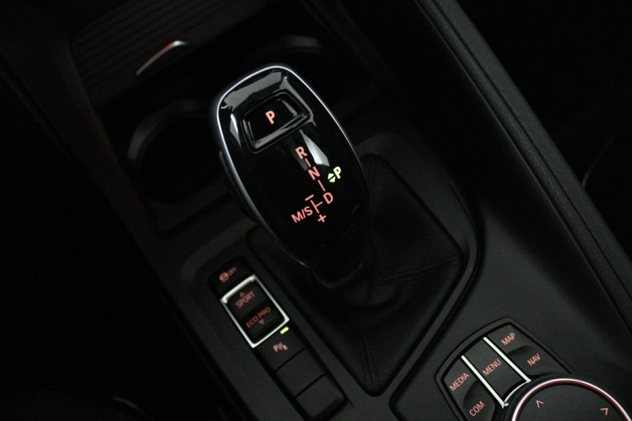 BMW X1 SDrive18i (PANORAMADAK, TREKHAAK, STOELVERWARMING, NAVIGATIE, DEALER ONDERHOUDEN)