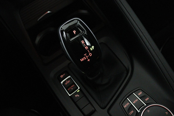 BMW X1 SDrive18i (PANORAMADAK, TREKHAAK, STOELVERWARMING, NAVIGATIE, DEALER ONDERHOUDEN)