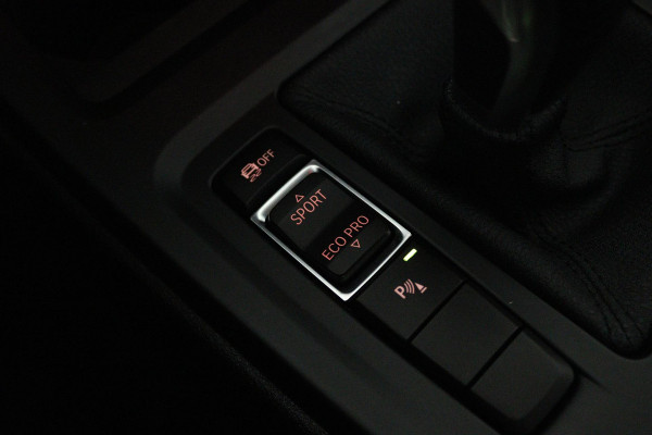 BMW X1 SDrive18i (PANORAMADAK, TREKHAAK, STOELVERWARMING, NAVIGATIE, DEALER ONDERHOUDEN)
