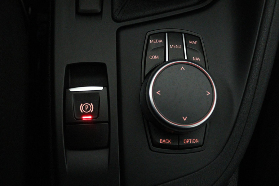 BMW X1 SDrive18i (PANORAMADAK, TREKHAAK, STOELVERWARMING, NAVIGATIE, DEALER ONDERHOUDEN)
