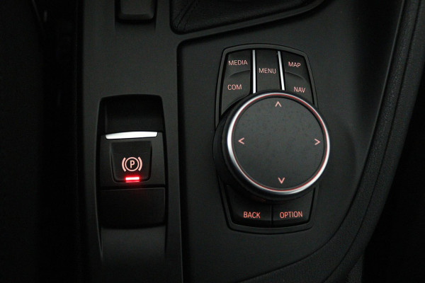 BMW X1 SDrive18i (PANORAMADAK, TREKHAAK, STOELVERWARMING, NAVIGATIE, DEALER ONDERHOUDEN)