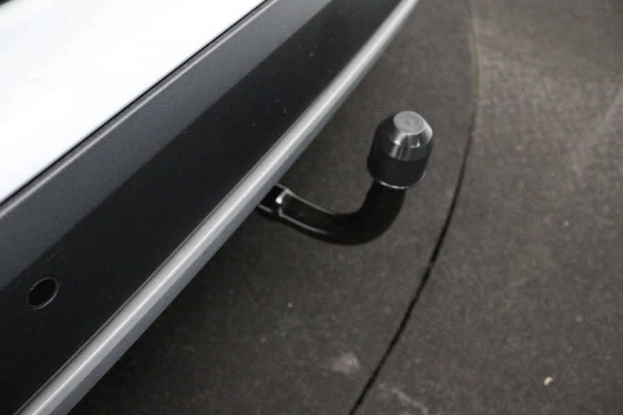 BMW X1 SDrive18i (PANORAMADAK, TREKHAAK, STOELVERWARMING, NAVIGATIE, DEALER ONDERHOUDEN)