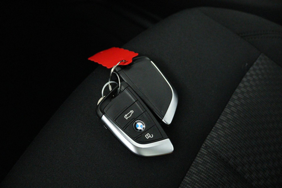 BMW X1 SDrive18i (PANORAMADAK, TREKHAAK, STOELVERWARMING, NAVIGATIE, DEALER ONDERHOUDEN)