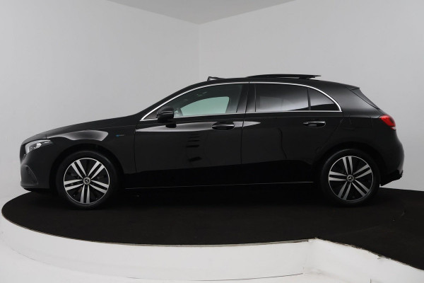 Mercedes-Benz A-Klasse 250 e Business Solution Luxury Limited (PANORAMADAK, STOELVERWARMING, SFEERVERLICHTING. ELEKTR STOELEN)