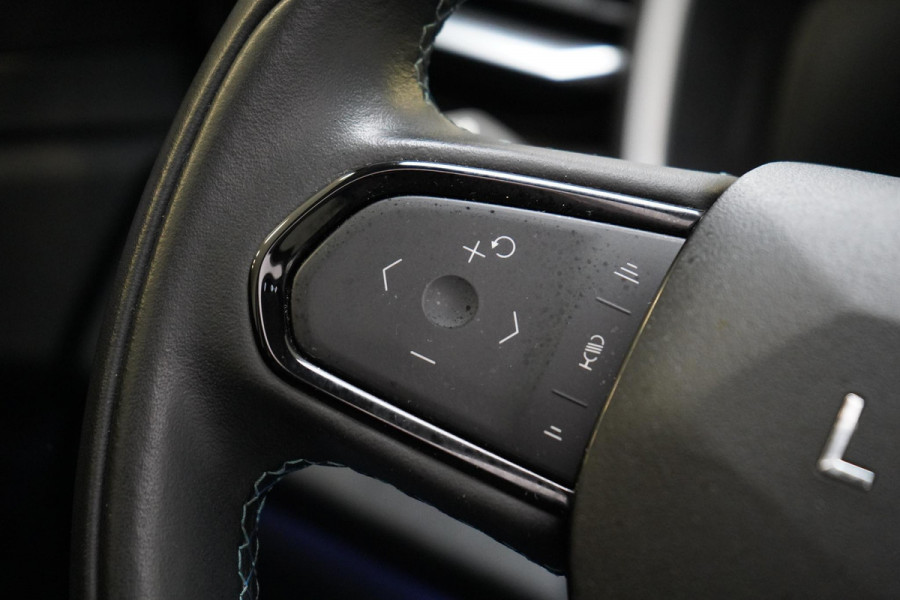 Lynk & Co 01 1.5 | Zwart optiek | Panoramadak | Navigatie | Memory | Apple CarPlay