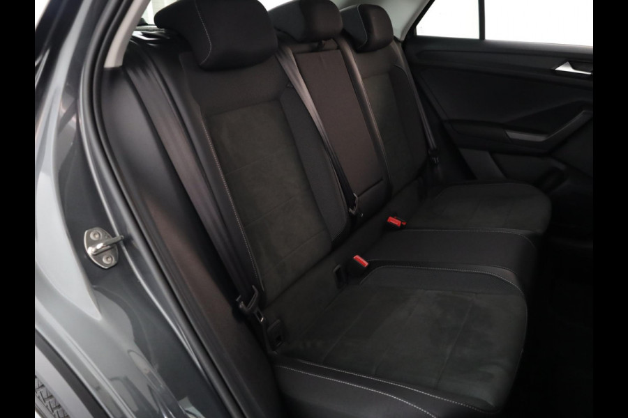 Volkswagen T-Roc 1.5 TSI Style 150 PK DSG | Trekhaak afneembaar | Navigatie | Stoel verwarming en massage | Alcantara |