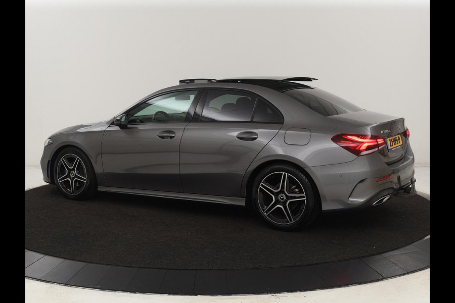 Mercedes-Benz A-Klasse 180d AMG Night | Panoramadak | Trekhaak | Stoelverwarming | Camera | Widescreen | Navigatie | Full LED | Leder/Alcantara