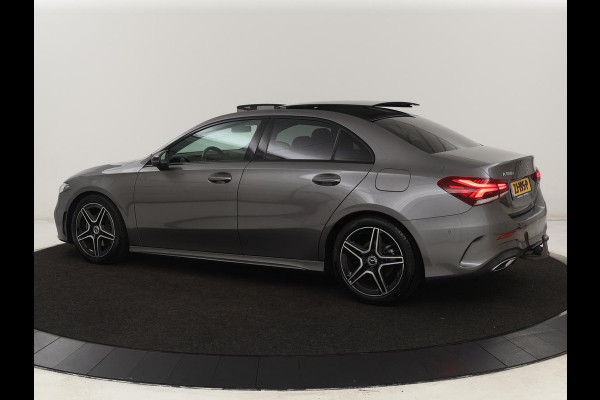 Mercedes-Benz A-Klasse 180d AMG Night | Panoramadak | Trekhaak | Stoelverwarming | Camera | Widescreen | Navigatie | Full LED | Leder/Alcantara
