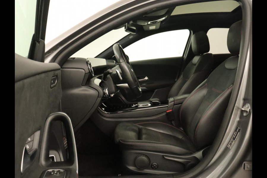 Mercedes-Benz A-Klasse 180d AMG Night | Panoramadak | Trekhaak | Stoelverwarming | Camera | Widescreen | Navigatie | Full LED | Leder/Alcantara