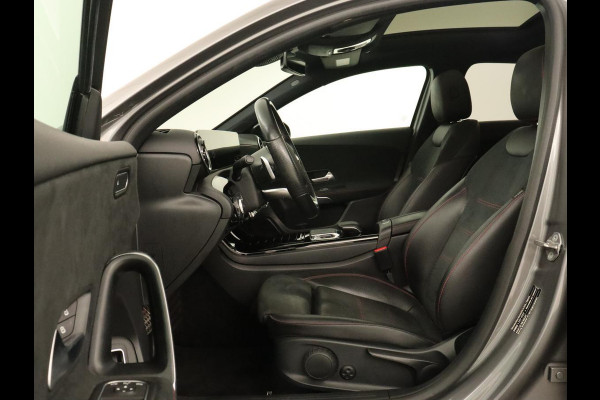 Mercedes-Benz A-Klasse 180d AMG Night | Panoramadak | Trekhaak | Stoelverwarming | Camera | Widescreen | Navigatie | Full LED | Leder/Alcantara
