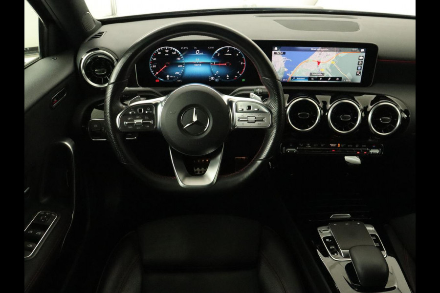 Mercedes-Benz A-Klasse 180d AMG Night | Panoramadak | Trekhaak | Stoelverwarming | Camera | Widescreen | Navigatie | Full LED | Leder/Alcantara
