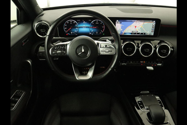 Mercedes-Benz A-Klasse 180d AMG Night | Panoramadak | Trekhaak | Stoelverwarming | Camera | Widescreen | Navigatie | Full LED | Leder/Alcantara
