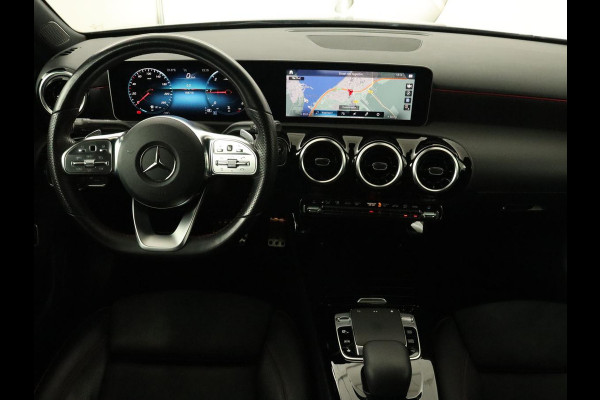 Mercedes-Benz A-Klasse 180d AMG Night | Panoramadak | Trekhaak | Stoelverwarming | Camera | Widescreen | Navigatie | Full LED | Leder/Alcantara