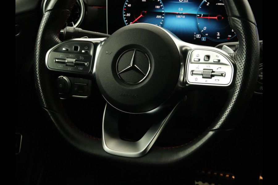 Mercedes-Benz A-Klasse 180d AMG Night | Panoramadak | Trekhaak | Stoelverwarming | Camera | Widescreen | Navigatie | Full LED | Leder/Alcantara