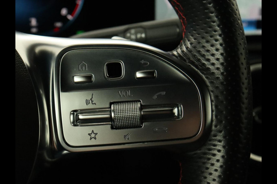 Mercedes-Benz A-Klasse 180d AMG Night | Panoramadak | Trekhaak | Stoelverwarming | Camera | Widescreen | Navigatie | Full LED | Leder/Alcantara