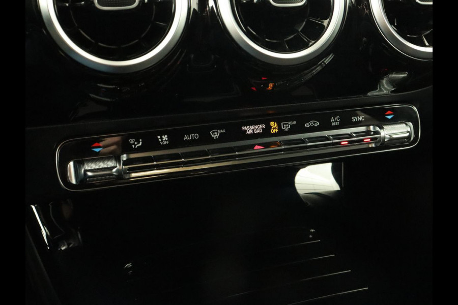 Mercedes-Benz A-Klasse 180d AMG Night | Panoramadak | Trekhaak | Stoelverwarming | Camera | Widescreen | Navigatie | Full LED | Leder/Alcantara