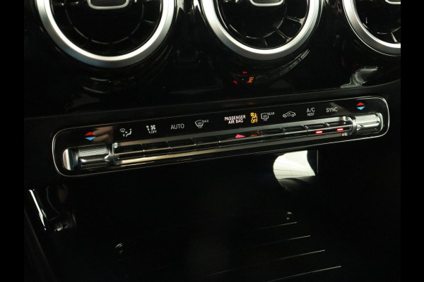 Mercedes-Benz A-Klasse 180d AMG Night | Panoramadak | Trekhaak | Stoelverwarming | Camera | Widescreen | Navigatie | Full LED | Leder/Alcantara