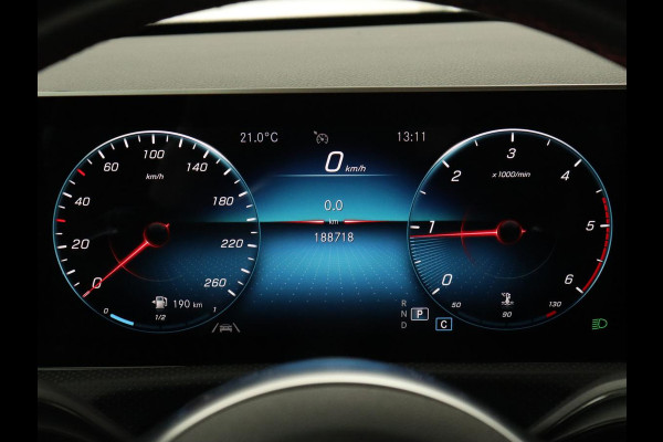 Mercedes-Benz A-Klasse 180d AMG Night | Panoramadak | Trekhaak | Stoelverwarming | Camera | Widescreen | Navigatie | Full LED | Leder/Alcantara