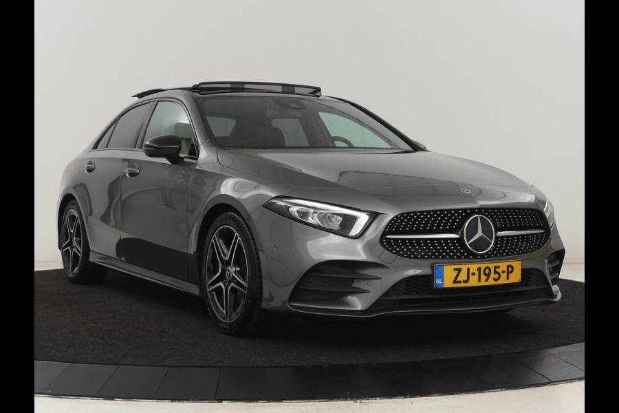 Mercedes-Benz A-Klasse 180d AMG Night | Panoramadak | Trekhaak | Stoelverwarming | Camera | Widescreen | Navigatie | Full LED | Leder/Alcantara