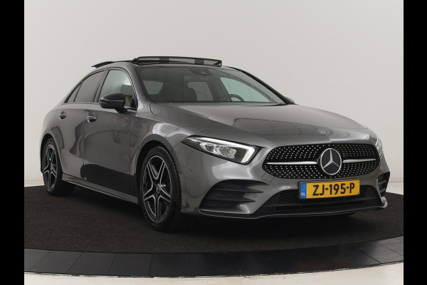 Mercedes-Benz A-Klasse 180d AMG Night | Panoramadak | Trekhaak | Stoelverwarming | Camera | Widescreen | Navigatie | Full LED | Leder/Alcantara