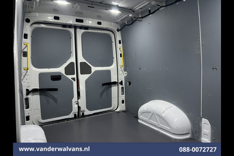 Volkswagen Crafter 2.0 TDI 141pk L3H2 L2H1 Euro6 Airco | Camera | Navigatie | 3000kg trekhaak Apple Carplay, Android Auto, Parkeersensoren, Bijrijdersbank