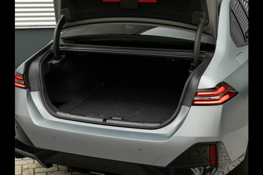 BMW i5 eDrive40 M-Sport Pro - Pano - Trekhaak - Driving Ass Prof - Stoelventilatie