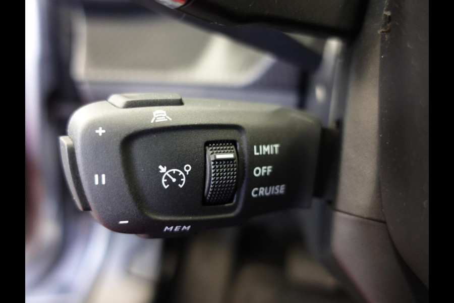 Peugeot 2008 1.2 PureTech 130pk Automaat Allure | Navigatie | Apple Carplay/Android | Auto 360 camera | Parkeersensoren | Blind Spot Assist | Adaptive Cruise Control | Stoelverwarming | Getinte ramen | Climate Control