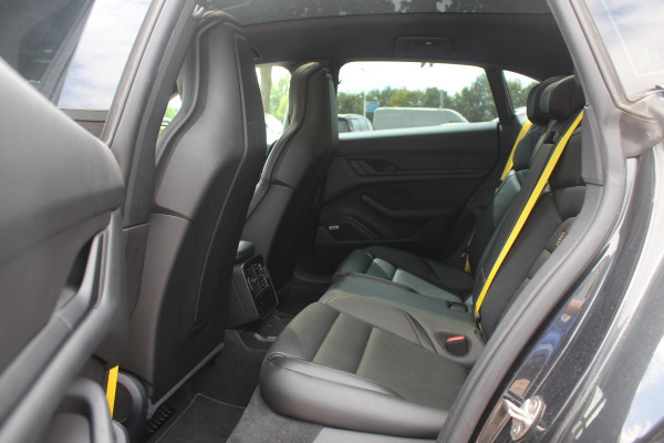 Porsche Taycan Cross Turismo 4 93 kWh / SoH 93.8% / Panoramadak / 360Camera / Head-up / Passenger Display / 20'' / Bose / Sportchrono / Leder / Luchtvering / Stuurverwarming / Dodehoek / ACC / Stoelverwarming 4x / Warmtepomp Porsche Taycan Cross Turismo 4 93 kWh / SoH 93.8% / Panoramadak / 360Camera / Head-up / Passenger Display / 20'' / Bose / Sportchrono / Leder / Luchtvering / Stuurverwarming / Dodehoek / ACC / Stoelverwarming 4x / Warmtepomp