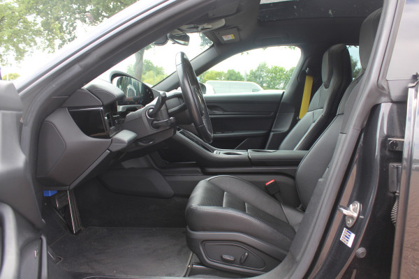 Porsche Taycan Cross Turismo 4 93 kWh / SoH 93.8% / Panoramadak / 360Camera / Head-up / Passenger Display / 20'' / Bose / Sportchrono / Leder / Luchtvering / Stuurverwarming / Dodehoek / ACC / Stoelverwarming 4x / Warmtepomp Porsche Taycan Cross Turismo 4 93 kWh / SoH 93.8% / Panoramadak / 360Camera / Head-up / Passenger Display / 20'' / Bose / Sportchrono / Leder / Luchtvering / Stuurverwarming / Dodehoek / ACC / Stoelverwarming 4x / Warmtepomp