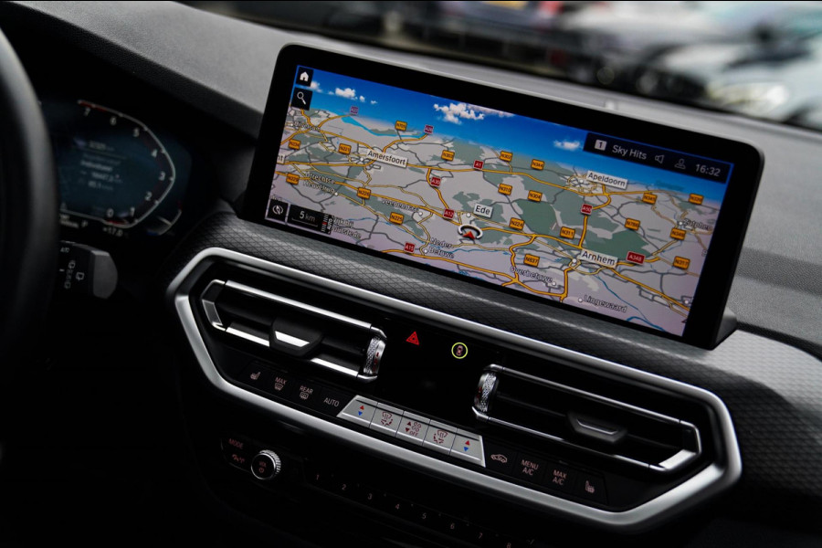 BMW X3 XDrive20i High Executive | Panorama | Shadowline | Camera | M-pakket | Luxe Leder - Memory | Apple Carplay | Cruise Control