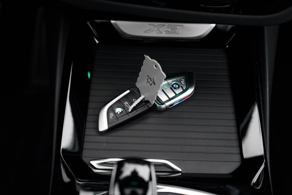 BMW X3 XDrive20i High Executive | Panorama | Shadowline | Camera | M-pakket | Luxe Leder - Memory | Apple Carplay | Cruise Control
