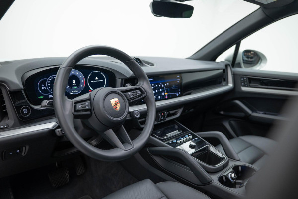 Porsche Cayenne 3.0 E-Hybrid |Pano|Krijt|SportChrono|Fabrieksgarantie t/m 2029| Porsche Cayenne 3.0 E-Hybrid |Pano|Krijt|SportChrono|Fabrieksgarantie t/m 2029|