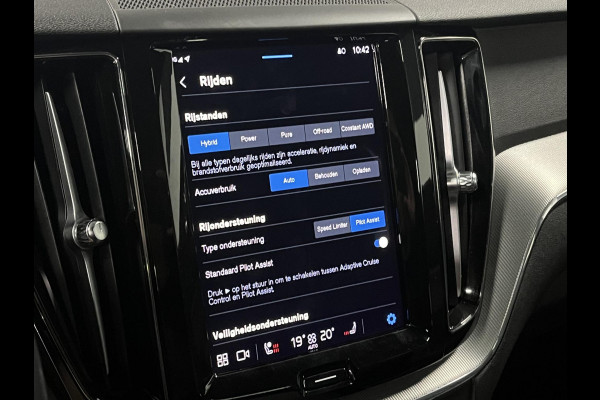 Volvo XC60 2.0 T6 Plug-in hybrid AWD R-Design Trekhaak | Long Range | Open dak | Adapt. cruise | 360 | Head-up | Stuur-/Stoelverwarming |