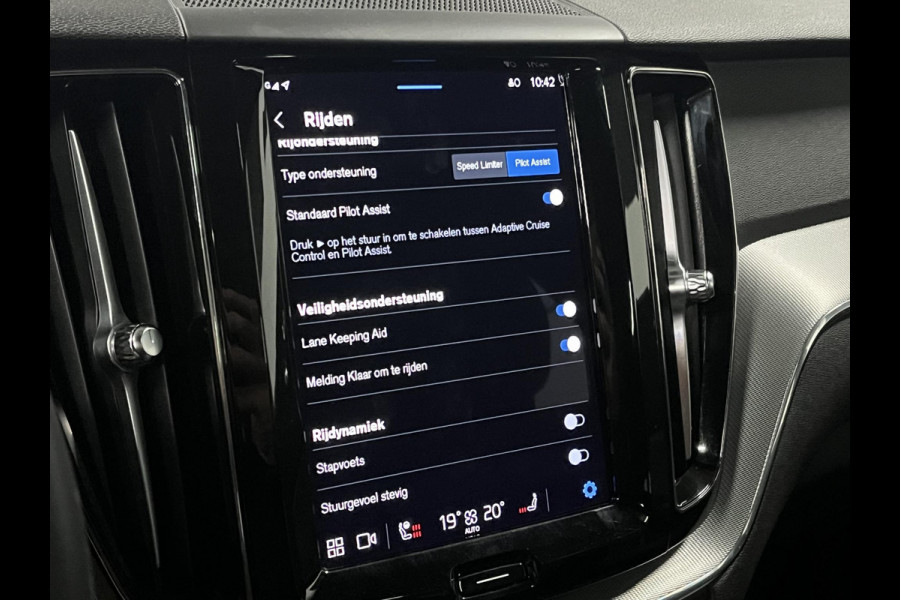 Volvo XC60 2.0 T6 Plug-in hybrid AWD R-Design Trekhaak | Long Range | Open dak | Adapt. cruise | 360 | Head-up | Stuur-/Stoelverwarming |