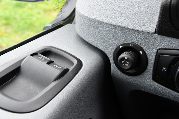 Ford Transit 2.0 TDCI L2H2 PB Edition Camera, Cruise, Carplay, Automaat, 130pk, Multimedia, Trekhaak, NAVI, Uniek!