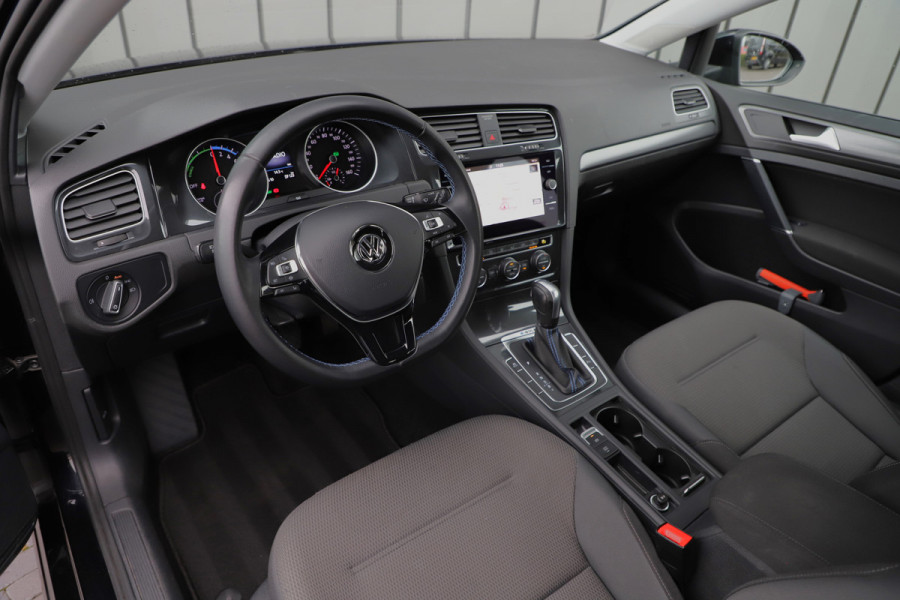 Volkswagen e-Golf E-DITION 36kWh | 136PK | Stoelverwarming | ACC | Led plus | Pdc | Clima | 18'' Pretoria | NL-Auto | 2020.