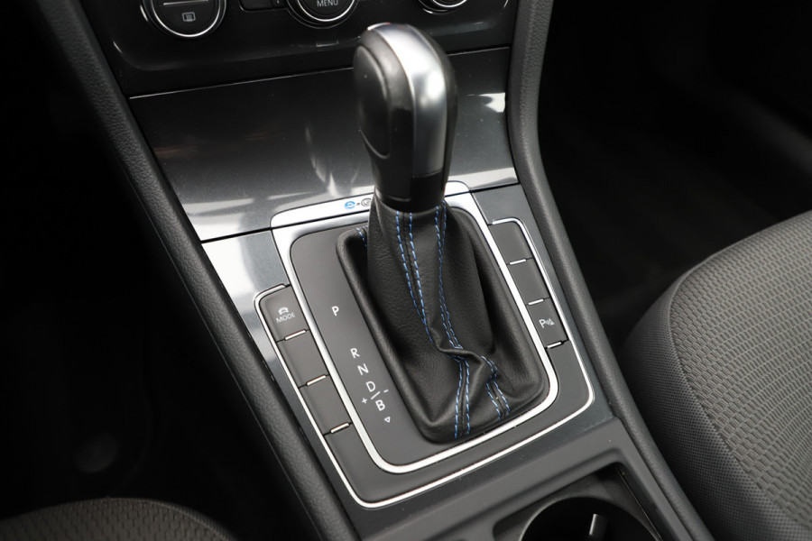 Volkswagen e-Golf E-DITION 36kWh | 136PK | Stoelverwarming | ACC | Led plus | Pdc | Clima | 18'' Pretoria | NL-Auto | 2020.