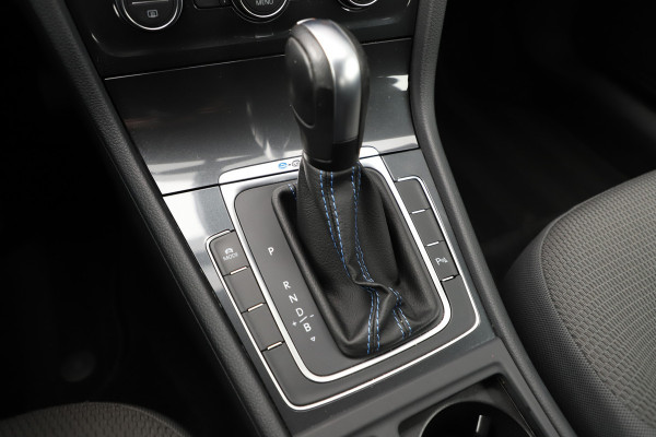 Volkswagen e-Golf E-DITION 36kWh | 136PK | Stoelverwarming | ACC | Led plus | Pdc | Clima | 18'' Pretoria | NL-Auto | 2020.
