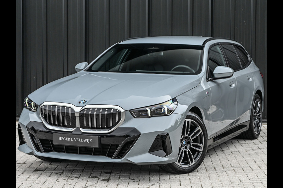 BMW 5 Serie Touring 530e xDrive M-SPORT | 360 CAMERA | ICONIC GRILL | HEAD-UP | ADAPTIVE LED | AMBIANCE VERLICHTING | COMFORT ACCESS | ADAPT
