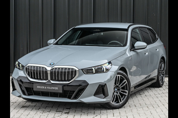 BMW 5 Serie Touring 530e xDrive M-SPORT | 360 CAMERA | ICONIC GRILL | HEAD-UP | ADAPTIVE LED | AMBIANCE VERLICHTING | COMFORT ACCESS | ADAPT