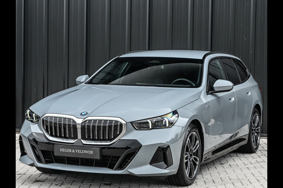 BMW 5 Serie Touring 530e xDrive M-SPORT | 360 CAMERA | ICONIC GRILL | HEAD-UP | ADAPTIVE LED | AMBIANCE VERLICHTING | COMFORT ACCESS | ADAPT