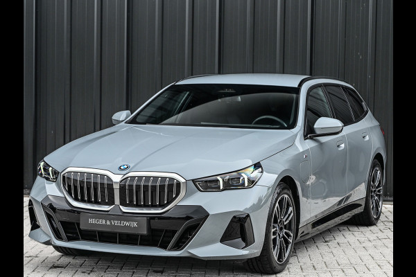 BMW 5 Serie Touring 530e xDrive M-SPORT | 360 CAMERA | ICONIC GRILL | HEAD-UP | ADAPTIVE LED | AMBIANCE VERLICHTING | COMFORT ACCESS | ADAPT