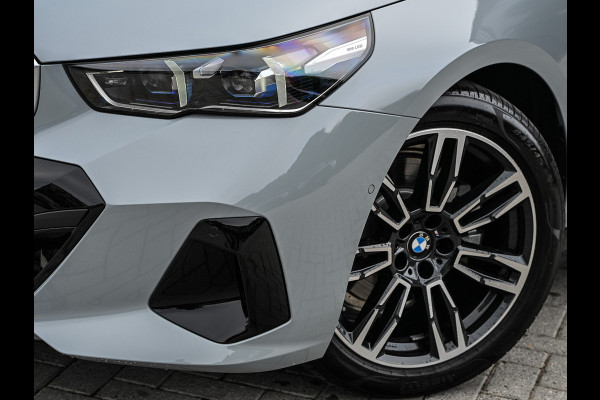 BMW 5 Serie Touring 530e xDrive M-SPORT | 360 CAMERA | ICONIC GRILL | HEAD-UP | ADAPTIVE LED | AMBIANCE VERLICHTING | COMFORT ACCESS | ADAPT