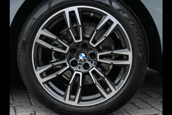 BMW 5 Serie Touring 530e xDrive M-SPORT | 360 CAMERA | ICONIC GRILL | HEAD-UP | ADAPTIVE LED | AMBIANCE VERLICHTING | COMFORT ACCESS | ADAPT