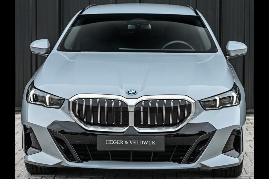 BMW 5 Serie Touring 530e xDrive M-SPORT | 360 CAMERA | ICONIC GRILL | HEAD-UP | ADAPTIVE LED | AMBIANCE VERLICHTING | COMFORT ACCESS | ADAPT